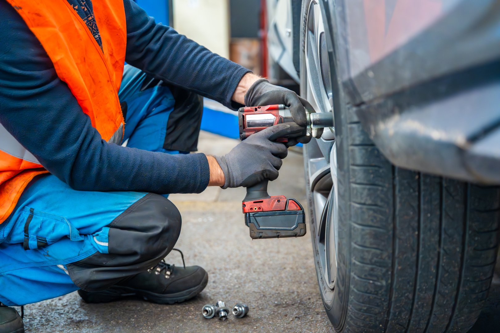 Mobile tyre fitting technician at work in London